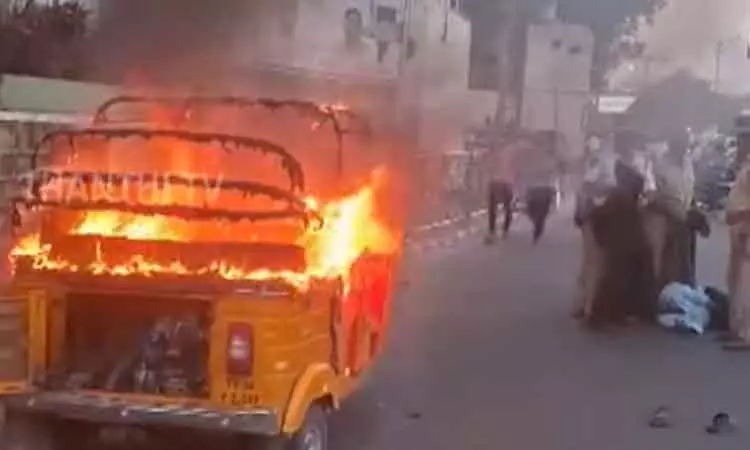 தெலுங்கானாவில் மகளிருக்கு இலவச பேருந்து பயண திட்டம் - எதிர்ப்பு தெரிவித்து ஆட்டோவிற்கு தீ வைத்த ஓட்டுநர்