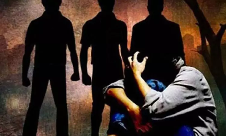 சமூக வலைதளம் மூலம் பழகிய இளம்பெண்ணை போதை மருந்து கொடுத்து கற்பழித்த வாலிபர்கள்