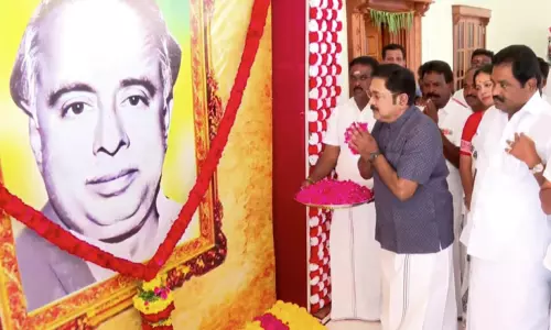 பேரறிஞர் அண்ணா உருவப்படத்திற்கு டிடிவி தினகரன் மலர் தூவி மரியாதை