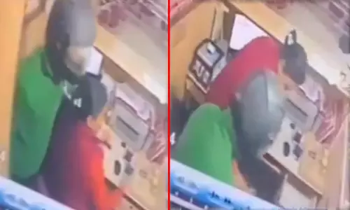 உ.பி.:  அரிவாள் முனையில் வங்கி கொள்ளை; அதிர்ச்சி வீடியோ வெளியீடு