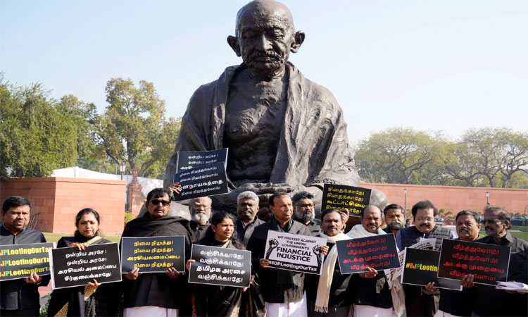 நாடாளுமன்ற வளாகத்தில் உரிய நிதி வழங்க கோரி தி.மு.க. எம்.பி.க்கள் போராட்டம்