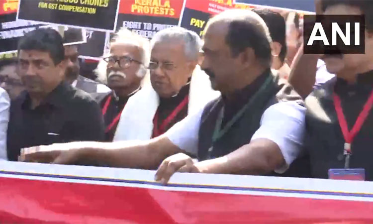 மத்திய அரசை கண்டித்து டெல்லியில் கேரள முதல்-மந்திரி பினராயி விஜயன் போராட்டம்