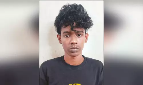 மோட்டார் சைக்கிளை பார்த்த உடன் பிடித்துப்போனால் இப்படி செய்வதா...? வாலிபரை சிறையில் அடைத்த போலீசார்..