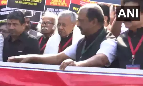 மத்திய அரசை கண்டித்து டெல்லியில் கேரள முதல்-மந்திரி பினராயி விஜயன் போராட்டம்