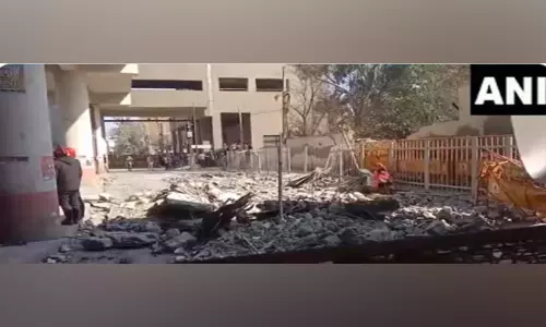 டெல்லி மெட்ரோ ரெயில் நிலையத்தின் சுவர் இடிந்து விழுந்து ஒருவர் பலி