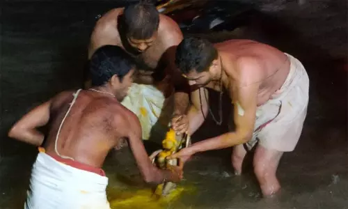 கன்னியாகுமரி பகவதி அம்மனுக்கு முக்கடல் சங்கமத்தில் ஆராட்டு கன்னியாகுமரி பகவதி அம்மனுக்கு முக்கடல் சங்கமத்தில் ஆராட்டு