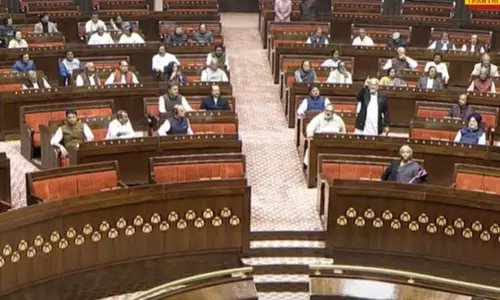 நாடாளுமன்றத்தின் இரு அவைகளில் இருந்தும் தி.மு.க. எம்.பி.க்கள் வெளிநடப்பு