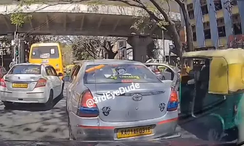 நடுரோட்டில் திடீரென கார் கதவை திறந்த பெண்.. அடுத்து நடந்த விபரீதம்- வைரலாகும் வீடியோ நடுரோட்டில் திடீரென கார் கதவை திறந்த பெண்.. அடுத்து நடந்த விபரீதம்- வைரலாகும் வீடியோ