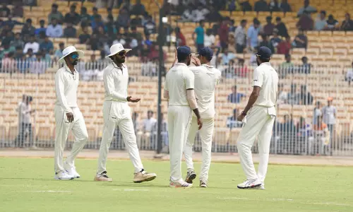 ரஞ்சி டிராபி கிரிக்கெட்; கர்நாடகா அபார பந்துவீச்சு - 2ம் நாள் ஆட்ட நேர முடிவில் தமிழகம் 129/7 ரஞ்சி டிராபி கிரிக்கெட்; கர்நாடகா அபார பந்துவீச்சு - 2ம் நாள் ஆட்ட நேர முடிவில் தமிழகம் 129/7