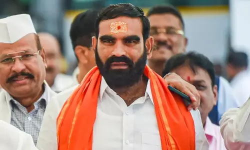 உங்கள் பெற்றோர் எனக்கு ஓட்டு போடவில்லை என்றால்... பள்ளி குழந்தைகளிடம் எம்.எல்.ஏ. சர்ச்சை பேச்சு உங்கள் பெற்றோர் எனக்கு ஓட்டு போடவில்லை என்றால்... பள்ளி குழந்தைகளிடம் எம்.எல்.ஏ. சர்ச்சை பேச்சு