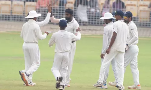 ரஞ்சி டிராபி கிரிக்கெட்; தமிழகம் அபார பந்துவீச்சு - 2வது இன்னிங்சில் 139 ரன்களில் ஆல் அவுட்டான கர்நாடகா ரஞ்சி டிராபி கிரிக்கெட்; தமிழகம் அபார பந்துவீச்சு - 2வது இன்னிங்சில் 139 ரன்களில் ஆல் அவுட்டான கர்நாடகா