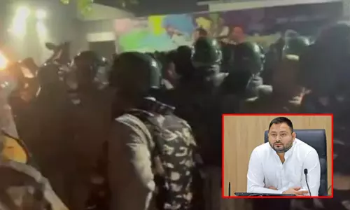 பீகாரில் பரபரப்பு; தேஜஸ்வி வீடு முன் நள்ளிரவில் போலீசார் குவிப்பு பீகாரில் பரபரப்பு; தேஜஸ்வி வீடு முன் நள்ளிரவில் போலீசார் குவிப்பு