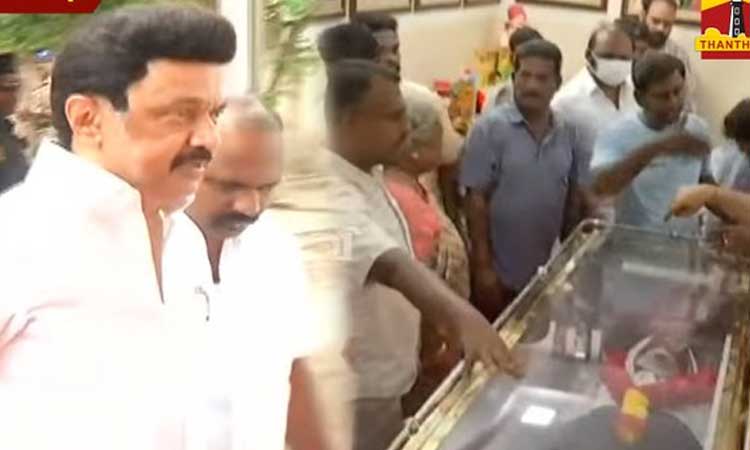 அண்ணா அறிவாலய துணை மேலாளர் என்.ஜெயகுமார் உடலுக்கு முதல்-அமைச்சர் மு.க.ஸ்டாலின் அஞ்சலி