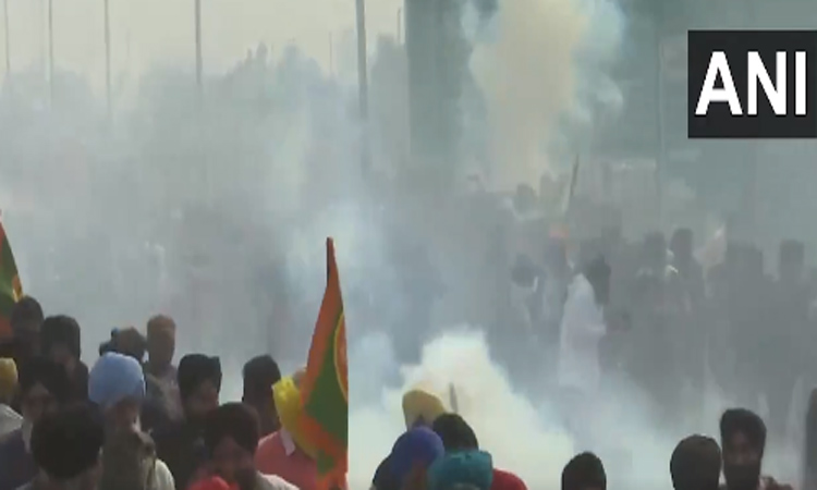 டெல்லி விவசாயிகள் மீது கண்ணீர் புகைகுண்டு வீச்சு