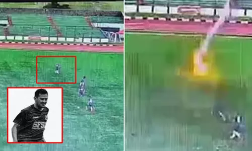 கால்பந்து ஆட்டத்தில் மின்னல் தாக்கி வீரர் பலி; அதிர்ச்சி வீடியோ