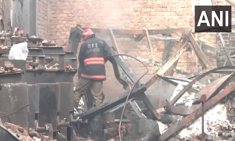 பெயிண்ட் தொழிற்சாலையில் பயங்கர தீ விபத்து - 11 பேர் உடல் கருகி பலி