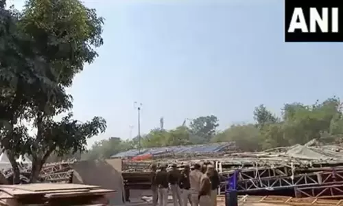 டெல்லி ஜவஹர்லால் நேரு ஸ்டேடியத்தில் தற்காலிக பந்தல் இடிந்து விழுந்து விபத்து: 8 பேர் காயம்