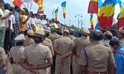 வள்ளலார் சர்வதேச மையத்தை அமைக்க எதிர்ப்பு: பாமக போராட்டம்- போலீஸ் குவிப்பு வள்ளலார் சர்வதேச மையத்தை அமைக்க எதிர்ப்பு: பாமக போராட்டம்- போலீஸ் குவிப்பு