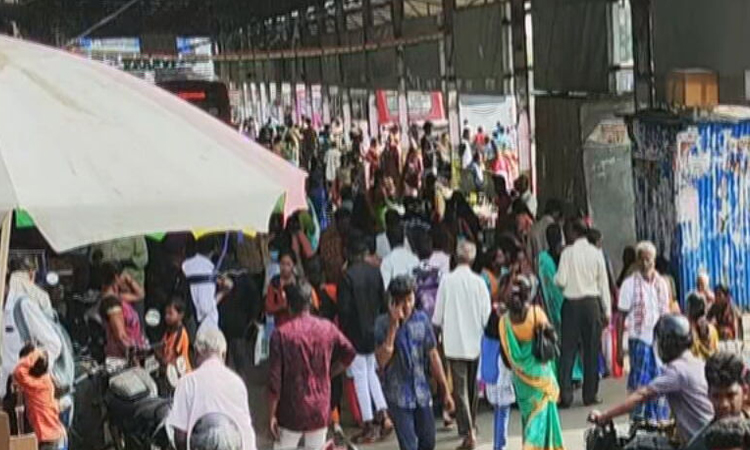 மின்சார ரெயில்கள் ரத்து: தாம்பரம் பேருந்து நிலையத்தில் அலைமோதும் மக்கள் கூட்டம்