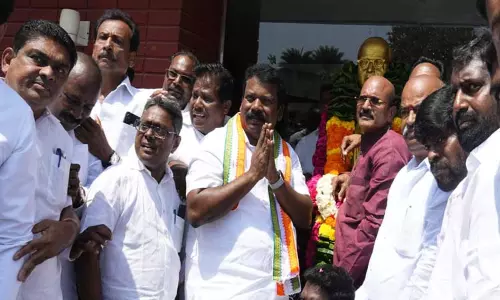 தமிழ்நாடு காங்கிரஸ் தலைவர் செல்வப்பெருந்தகை, அம்பேத்கர் சிலைக்கு மாலை அணிவித்து மரியாதை தமிழ்நாடு காங்கிரஸ் தலைவர் செல்வப்பெருந்தகை, அம்பேத்கர் சிலைக்கு மாலை அணிவித்து மரியாதை