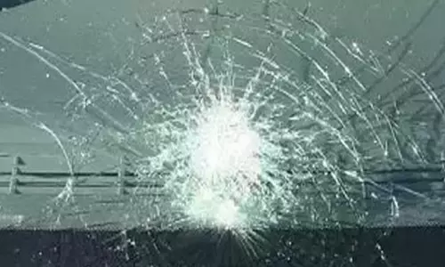 கோயம்பேட்டிலிருந்து கிளாம்பாக்கம் நோக்கிச் சென்ற பேருந்து மீது மர்ம நபர்கள் கல்வீச்சு