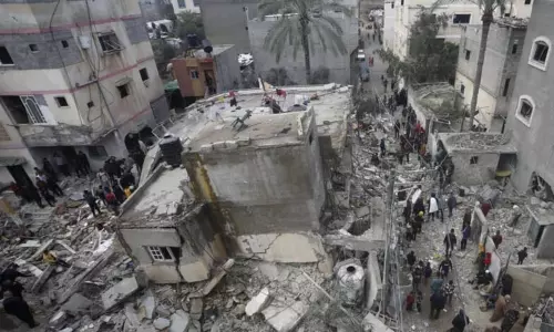 காசா முனையில் அகதிகள் முகாமை குறிவைத்து இஸ்ரேல் தாக்குதல்: 70 பேர் பலி