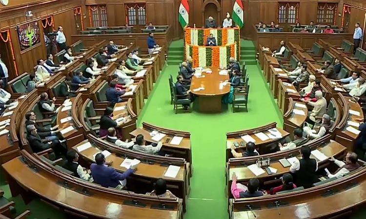 குஜராத் சட்டசபையில் அமளியில் ஈடுபட்ட 10 காங்கிரஸ் எம்.எல்.ஏ.க்கள் சஸ்பெண்ட்