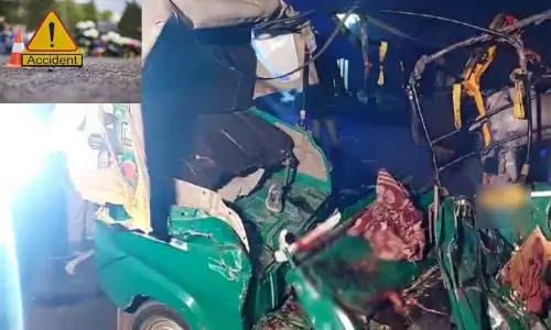 ஆட்டோ மீது லாரி மோதி விபத்து: 9 பேர் பலி
