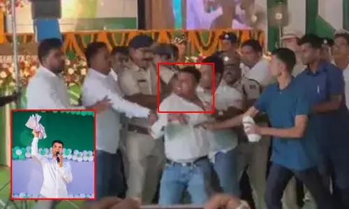 ஒடிசா:  வி.கே. பாண்டியன் மீது தக்காளி வீசிய வாலிபர்; அடித்து, நொறுக்கிய தொண்டர்கள்