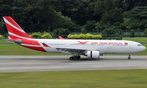 ஏர் மொரீஷியஸ் விமானத்தில் இயந்திர கோளாறு; பயணிகளுக்கு மூச்சு திணறல் ஏர் மொரீஷியஸ் விமானத்தில் இயந்திர கோளாறு; பயணிகளுக்கு மூச்சு திணறல்