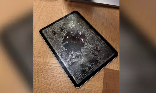 ஆப்பிள் ஐபேடை மறதியாக ஓவனில் வைத்து சூடுபடுத்திய பெண்..! ஆப்பிள் கிரம்பிள் என இணையத்தில் கிண்டல் ஆப்பிள் ஐபேடை மறதியாக ஓவனில் வைத்து சூடுபடுத்திய பெண்..! ஆப்பிள் கிரம்பிள் என இணையத்தில் கிண்டல்