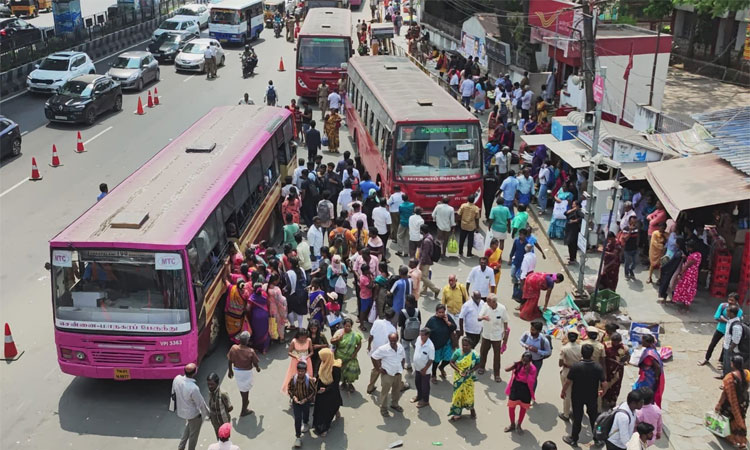 44 புறநகர் மின்சார ரெயில்கள் ரத்து: பேருந்து நிலையங்களில் அலைமோதிய மக்கள் கூட்டம்