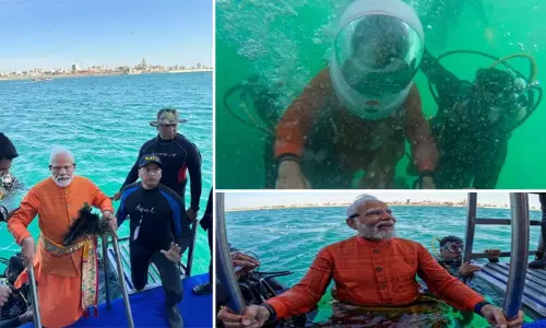 கடலுக்கு அடியில் நீரில் மூழ்கிய துவாரகா நகரை பார்வையிட்டு பிரார்த்தனை செய்த பிரதமர் மோடி கடலுக்கு அடியில் நீரில் மூழ்கிய துவாரகா நகரை பார்வையிட்டு பிரார்த்தனை செய்த பிரதமர் மோடி
