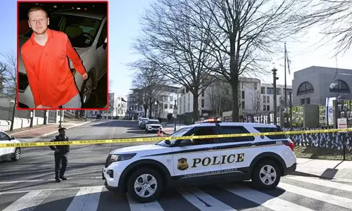 அமெரிக்கா:  பாலஸ்தீனர்களை விடுவிக்க கோரி இஸ்ரேல் தூதரகம் முன் தீக்குளித்த நபர்