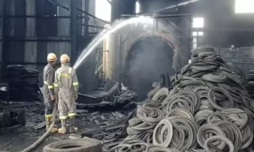 மீரட்டில் டயர் தொழிற்சாலையில் உள்ள பாய்லர் வெடித்ததில் 2 பேர் பலி