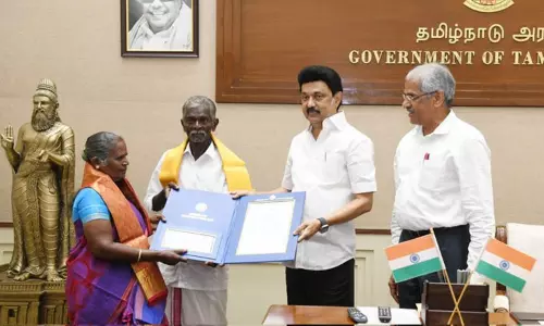 ரெயில் விபத்தை தடுத்த தம்பதிக்கு முதல்-அமைச்சர் மு.க.ஸ்டாலின் வெகுமதி வழங்கினார்