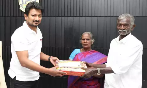 ரெயிலை நிறுத்தி பெரும் விபத்தை தவிர்த்த தம்பதிக்கு அமைச்சர் உதயநிதி ஸ்டாலின் வெகுமதி வழங்கினார்