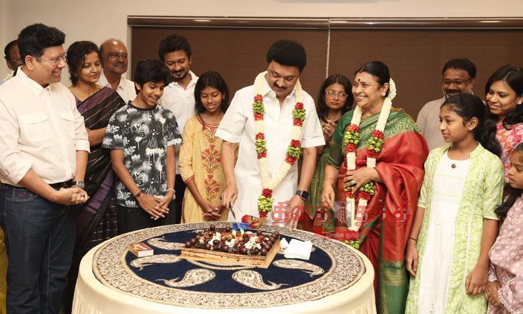 குடும்பத்தினர் மற்றும் தி.மு.க. நிர்வாகிகளுடன் தனது பிறந்தநாளை கொண்டாடிய முதல்-அமைச்சர் மு.க.ஸ்டாலின்