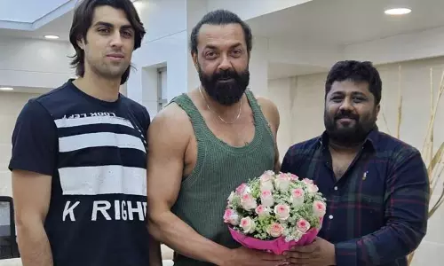 கங்குவா படத்தின் காட்சிகளை மகனுடன் பார்த்து ரசித்த நடிகர் பாபி தியோல்