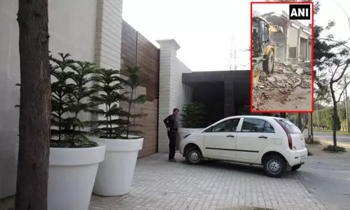 டெல்லி:  இடித்து தள்ளப்பட்ட ரூ.400 கோடி மதிப்பிலான சாராய வியாபாரியின் பண்ணை இல்லம்