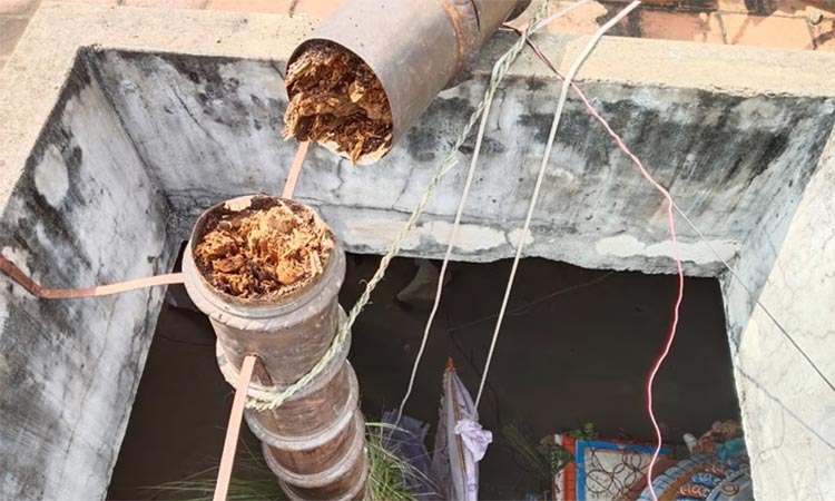 திருநள்ளாறில் பிரபல கோவிலின் கொடிமரம் முறிந்து விழுந்தது - பக்தர்கள் அதிர்ச்சி