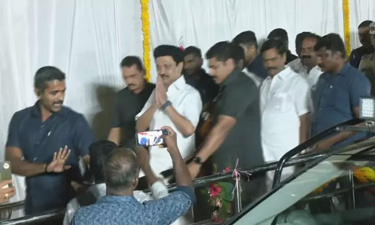 சீர்காழி சென்றடைந்தார் முதல்-அமைச்சர் மு.க.ஸ்டாலின் - தொண்டர்கள் உற்சாக வரவேற்பு சீர்காழி சென்றடைந்தார் முதல்-அமைச்சர் மு.க.ஸ்டாலின் - தொண்டர்கள் உற்சாக வரவேற்பு