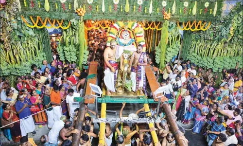சென்னையில் பிரம்மோற்சவம்.. பத்மாவதி தாயார் யானை வாகனத்தில் வீதி உலா சென்னையில் பிரம்மோற்சவம்.. பத்மாவதி தாயார் யானை வாகனத்தில் வீதி உலா