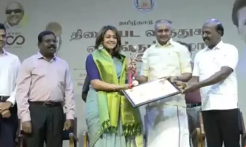 சிறந்த நடிகைக்கான விருதைப் பெற்ற ஜோதிகா