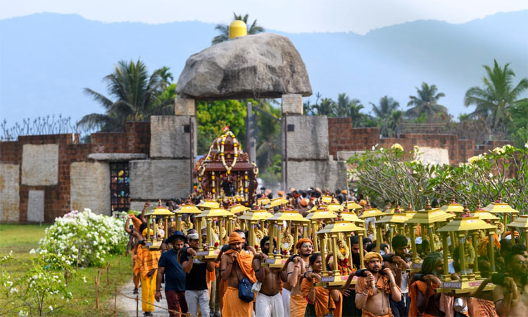 ஈஷாவுக்கு பாத யாத்திரை வந்த சிவ பக்தர்கள்: 63 நாயன்மார்களுடன் ஆதியோகி தேர் பவனி