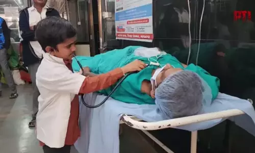 கடுகு சிறுத்தாலும் காரம் குறையாது: அரசு டாக்டரான 3 அடி உயர இளைஞர்