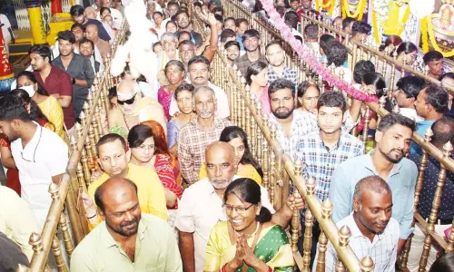 மகாசிவராத்திரியையொட்டி ஸ்ரீகாளஹஸ்தி சிவன் கோவிலில் பக்தர்கள் கூட்டம் அலைமோதல்