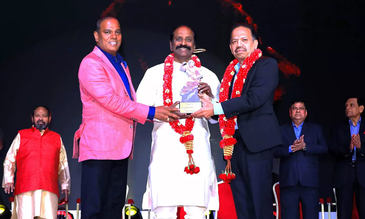 மலேசியாவில் கவிஞர் வைரமுத்துவுக்கு பெருந்தமிழ் விருது