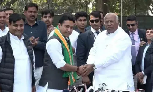 பா.ஜ.க. எம்.பி. ராகுல் கஸ்வான் காங்கிரசில் இணைந்தார் பா.ஜ.க. எம்.பி. ராகுல் கஸ்வான் காங்கிரசில் இணைந்தார்