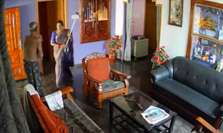 87 வயது மாமனாரை அடித்து, தாக்கி, கீழே தள்ளி விட்ட மருமகள்; சி.சி.டி.வி. காட்சியால் சிக்கினார்